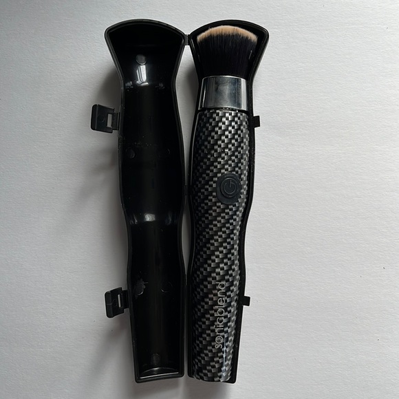Sonic Blend antimicrobial Makeup brush. Used it for 20 seconds. 3D Flaw fill - Picture 1 of 3